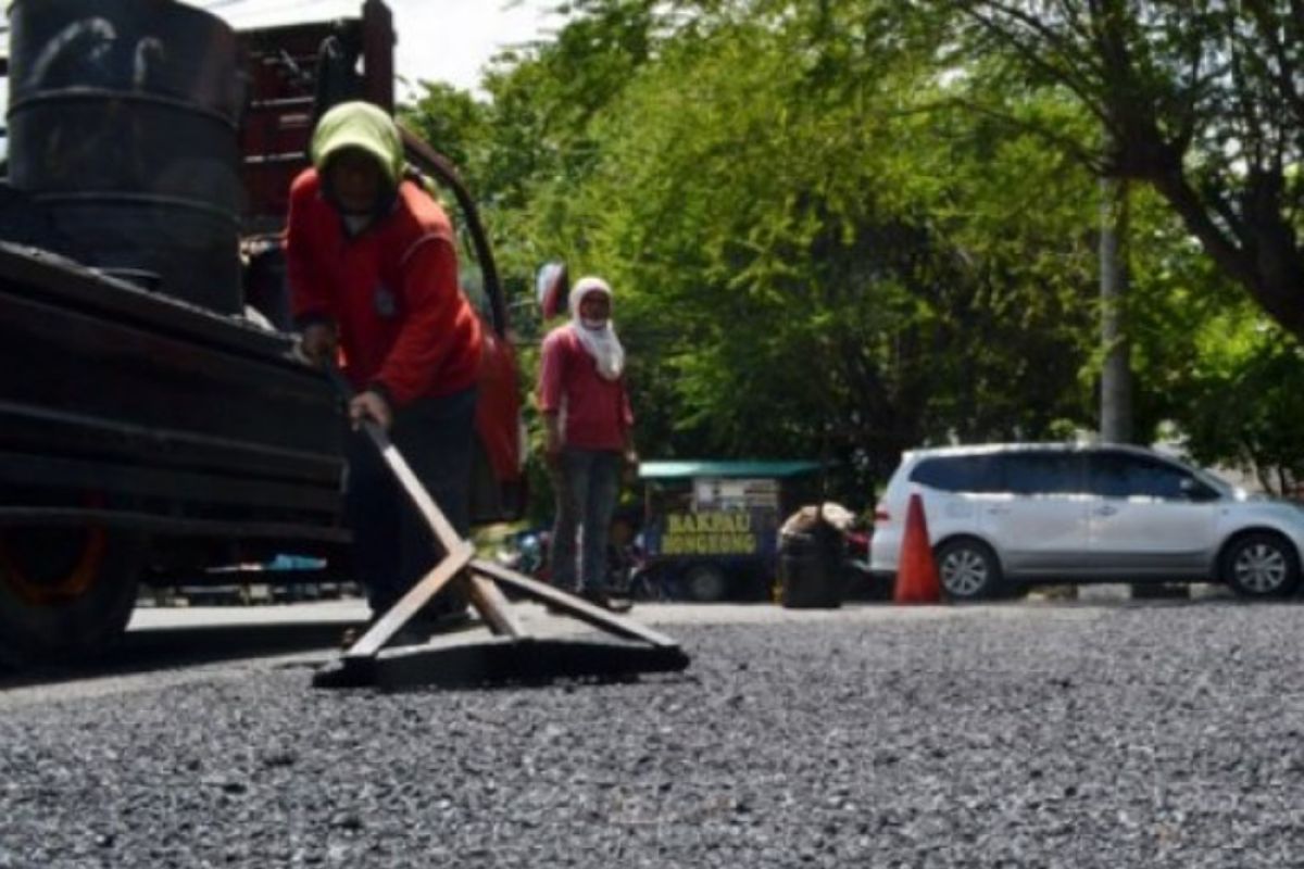 366 ruas jalan di Kota Surabaya sebagian kondisinya rusak