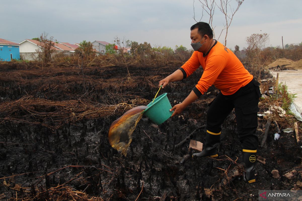 Polisi-damkar padamkan dua hektare lahan terbakar di Sungai Raya
