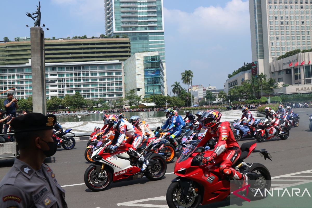 Konvoi parade MotoGP disambut sorak sorai masyarakat di Bundaran HI Jakarta Pusat