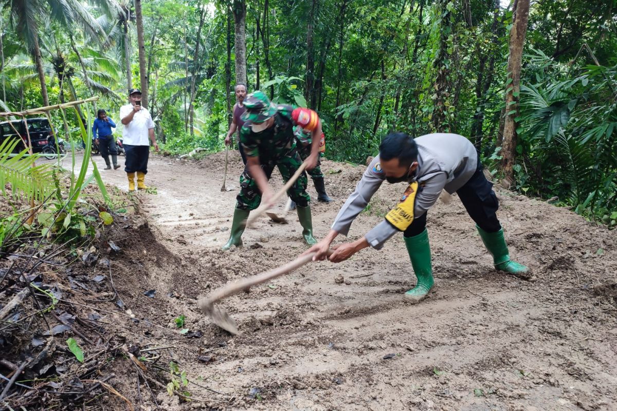 BPBD Kabupaten Blitar bersama  aparat dan warga perbaiki jalur longsor