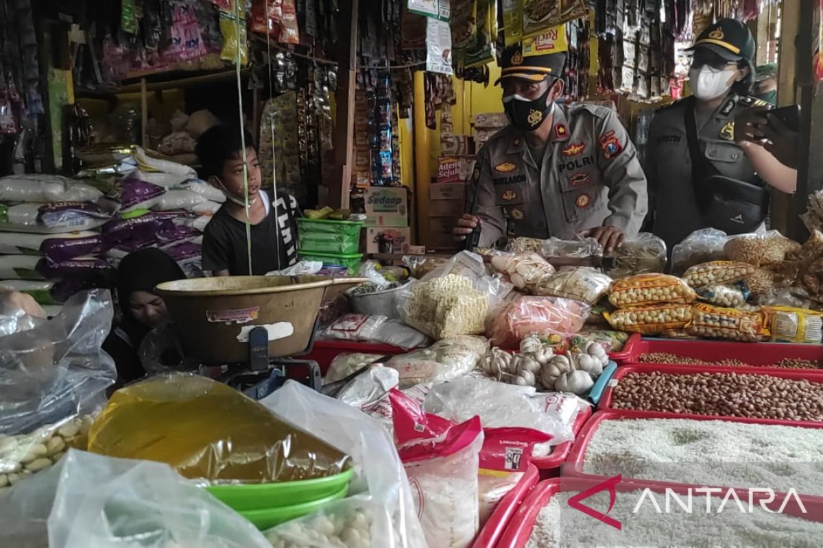 Petugas temukan minyak goreng dijual lebihi HET di pasar tradisional Kediri