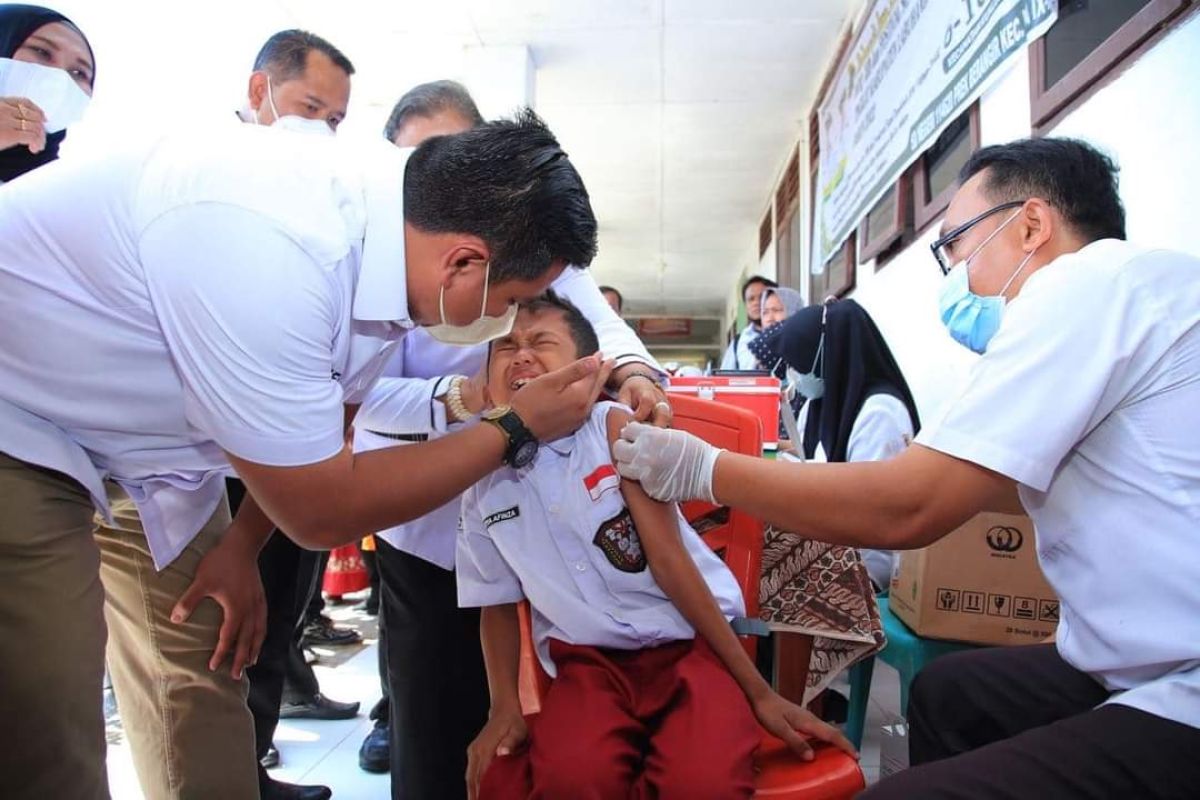 Bupati Labura resmikan musholla dan saksikan vaksinasi siswa SD