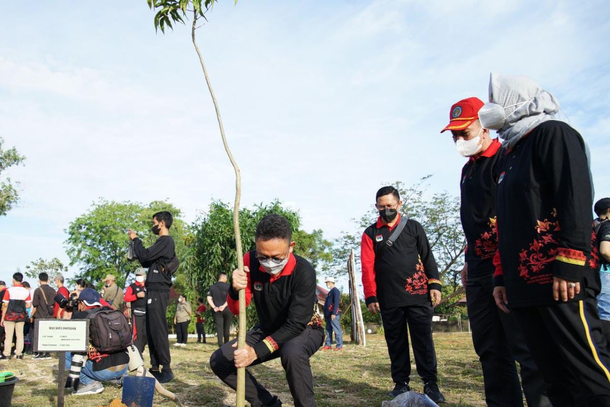 Edi Kamtono tanam pohon tabebuya saat Rakerwil V Apeksi