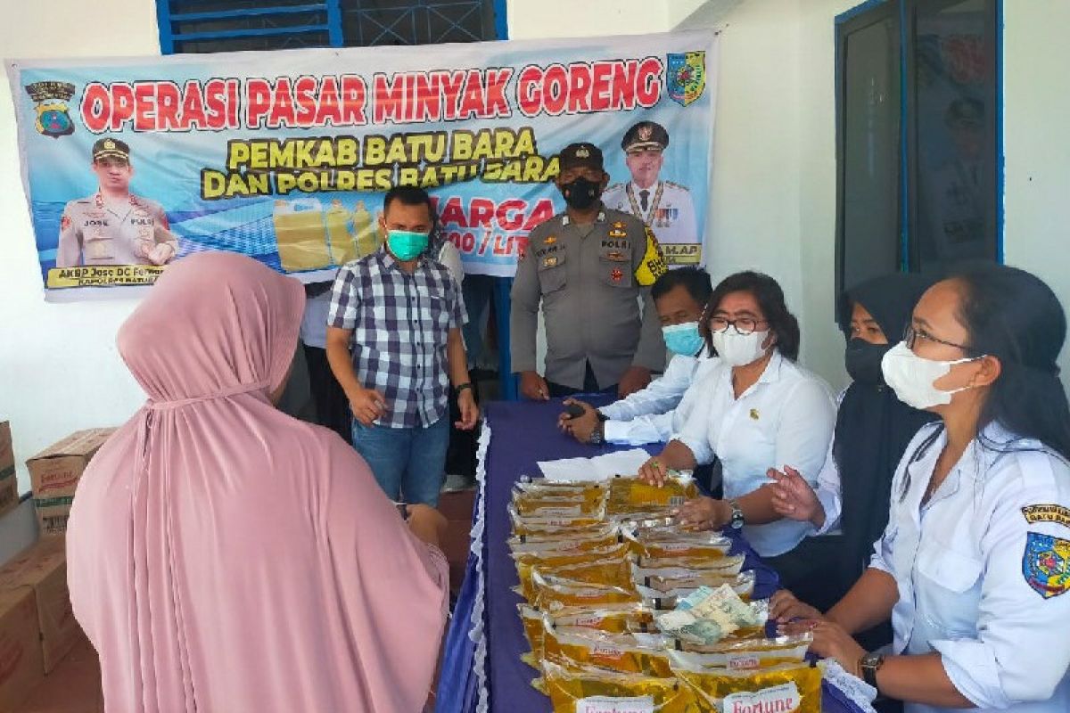 Polres Batubara kawal penyaluran minyak goreng ke masyarakat