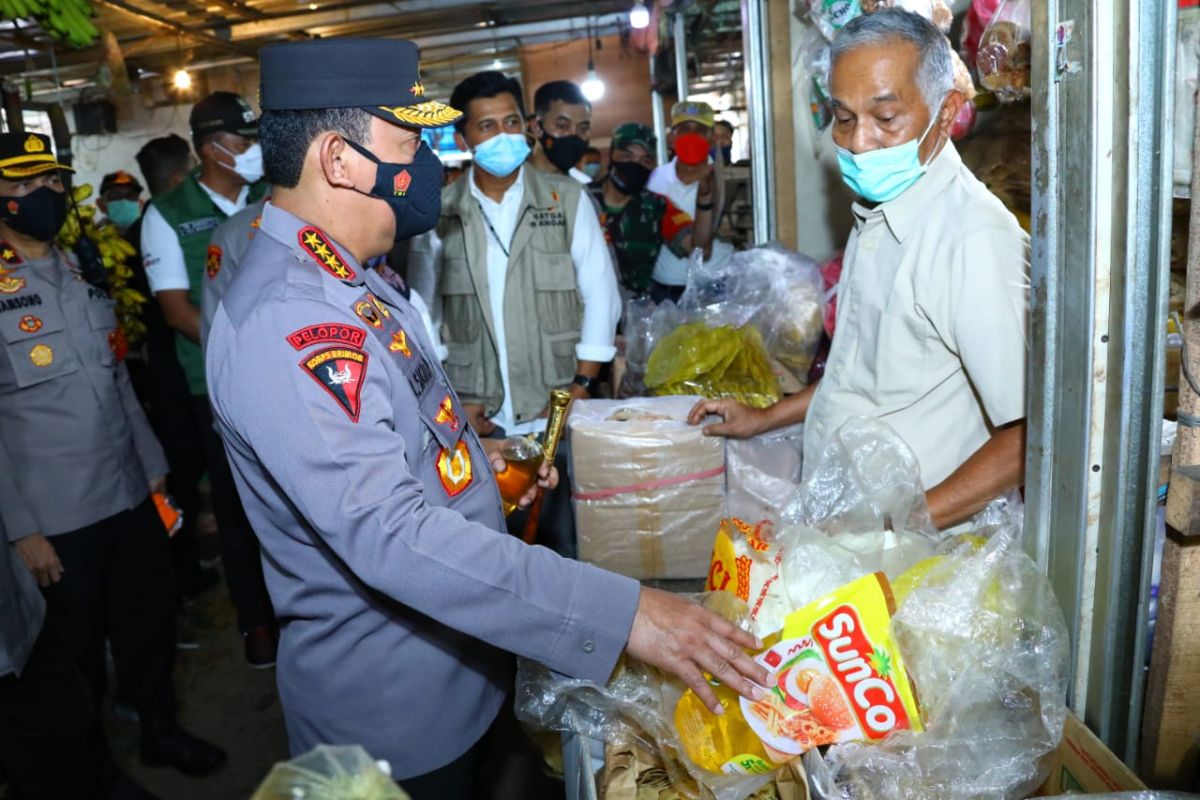 Kapolri ke pasar, pastikan stok minyak goreng untuk warga aman