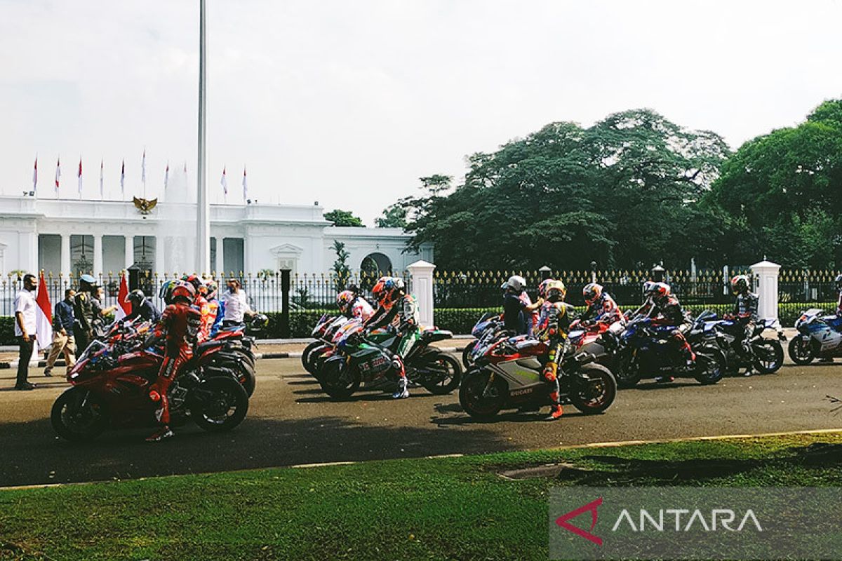 20 Pengendara MotoGP bersiap di depan Istana Merdeka untuk parade