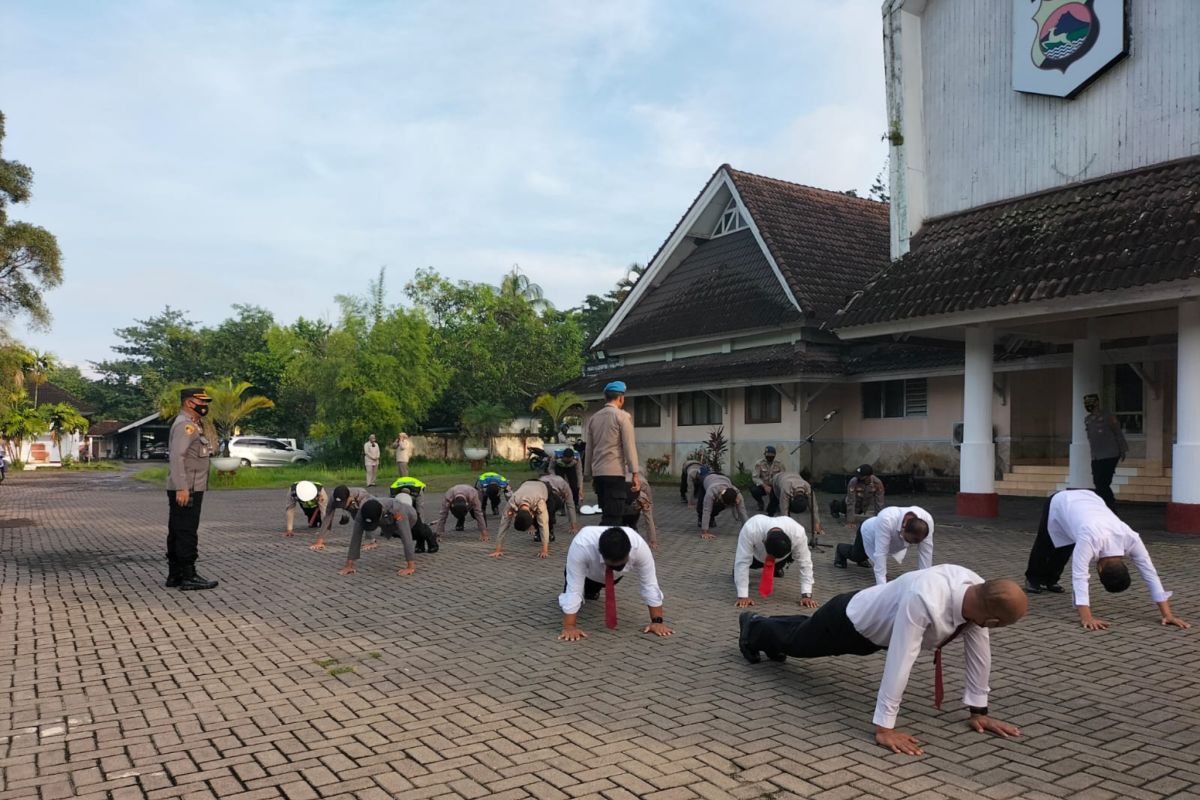 Pelihara jenggot dan rambut panjang, anggota Polres Lombok Tengah dijatuhi sanksi