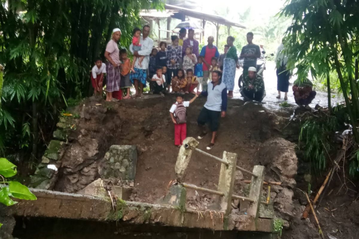 Jembatan roboh di Desa Pengembur Lombok Tengah nyaris telan korban jiwa