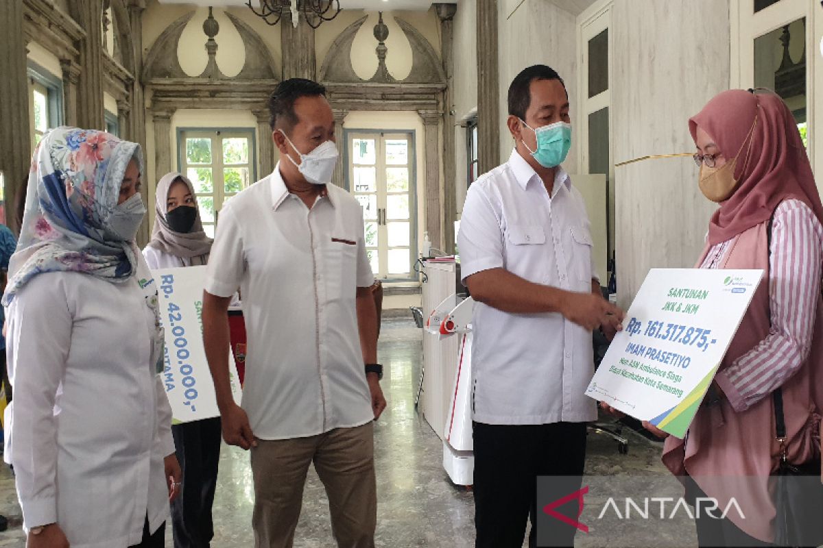 Wali Kota Semarang serahkan CSR dan santunan BPJS Ketenagakerjaan