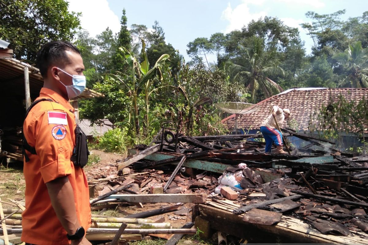Usai gempa rumah tak berpenghuni di Sukabumi tiba-tiba terbakar