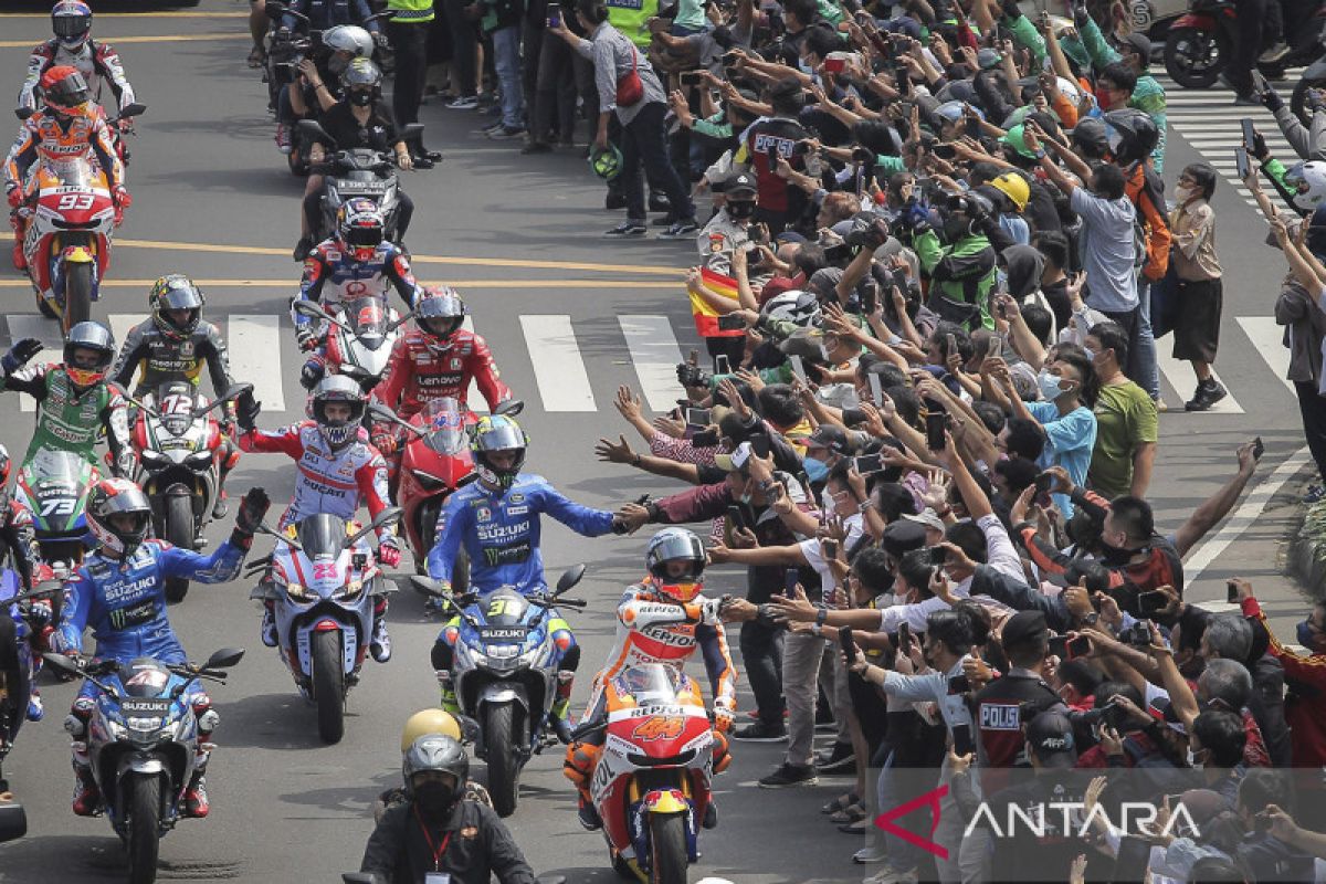 Pembalap MotoGP tinggalkan Istana Merdeka menuju Hotel Indonesia