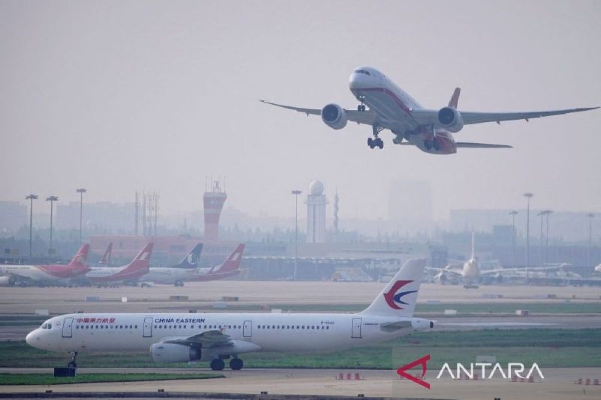 Pesawat penumpang China Easter Airlines  jatuh