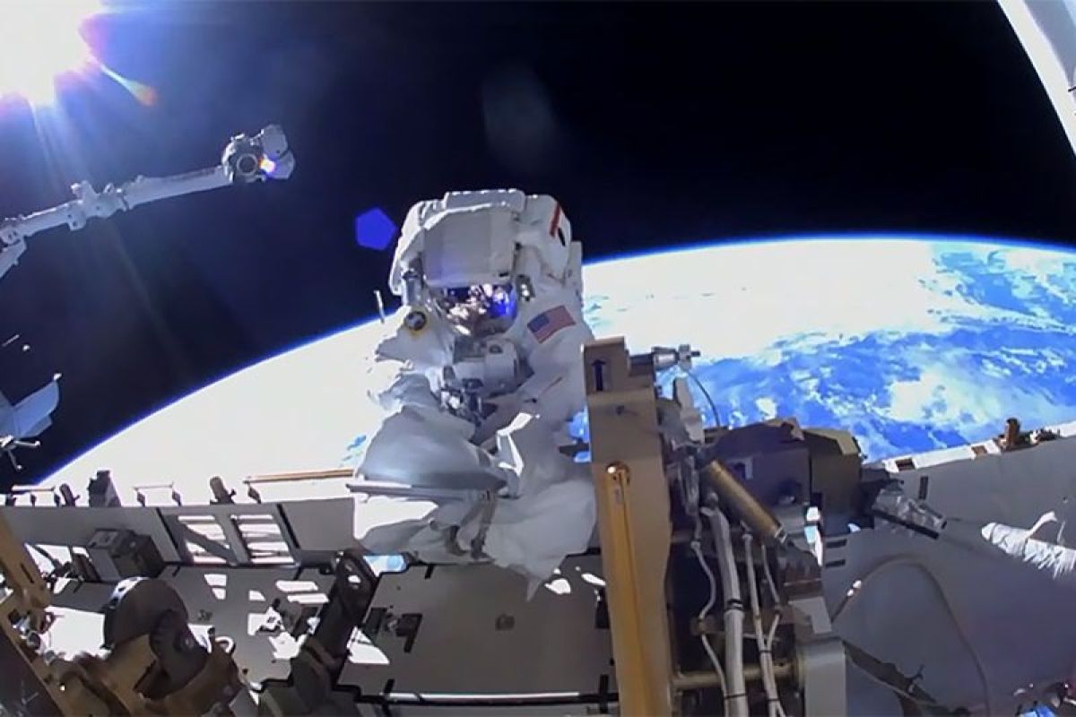 Astronaut NASA selesaikan aktivitas spacewalk untuk melakukan pemasangan panel surya