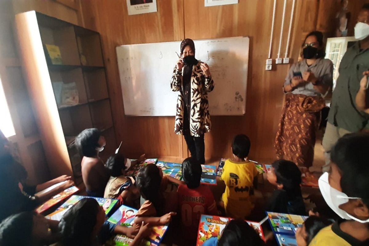 Mensos Tri Risma Harini ajari berhitung anak SAD di Batanghari
