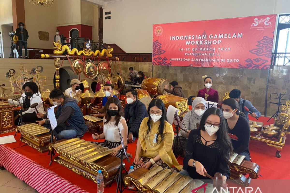 KBRI Quito latih mahasiswa Ekuador bermain gamelan