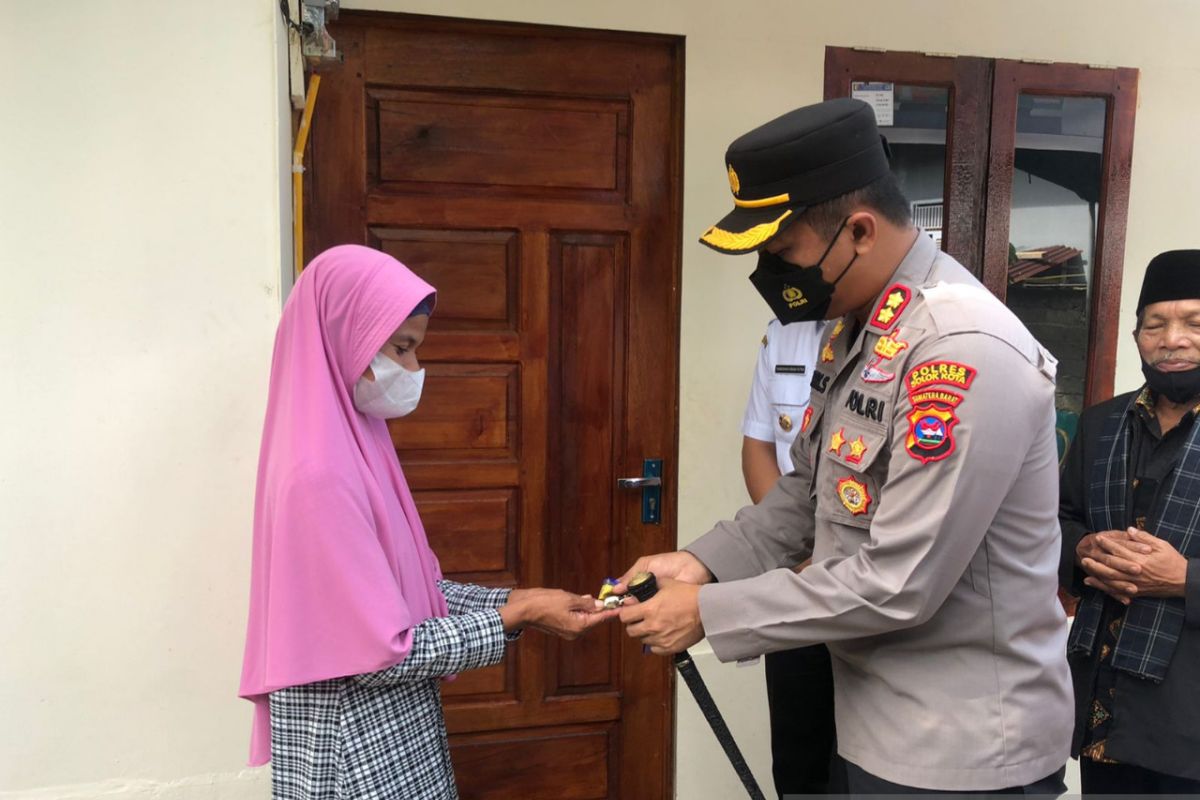 Polres Solok Kota serahkan bantuan bedah rumah senilai Rp35 juta