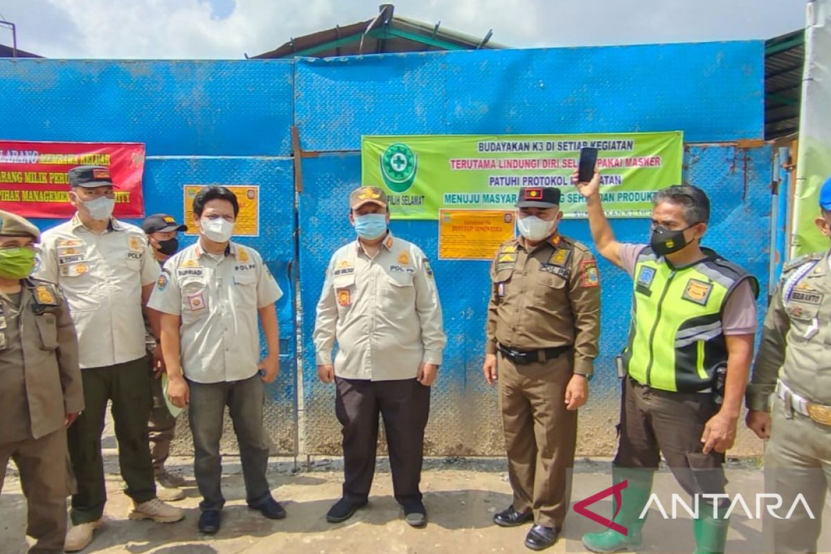 Satpol PP Bekasi segel perusahaan limbah tidak miliki izin
