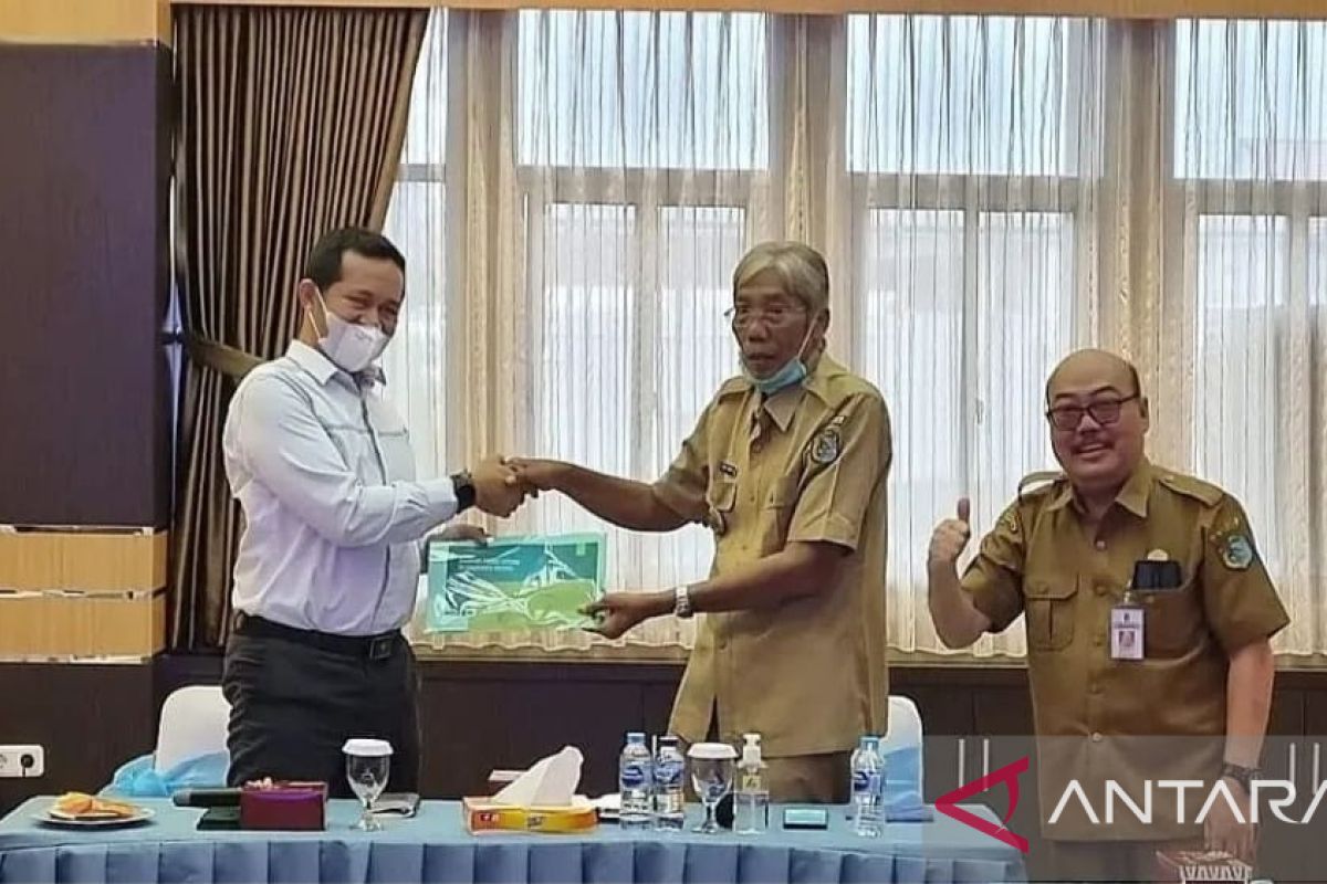 Bupati Jarot minta PLN Kalbar aliri listrik 82 desa