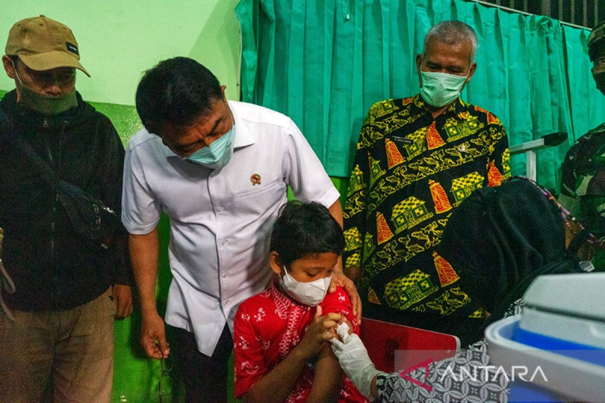 Moeldoko pantau percepatan vaksinasi anak usia 6-11 tahun di Bekasi
