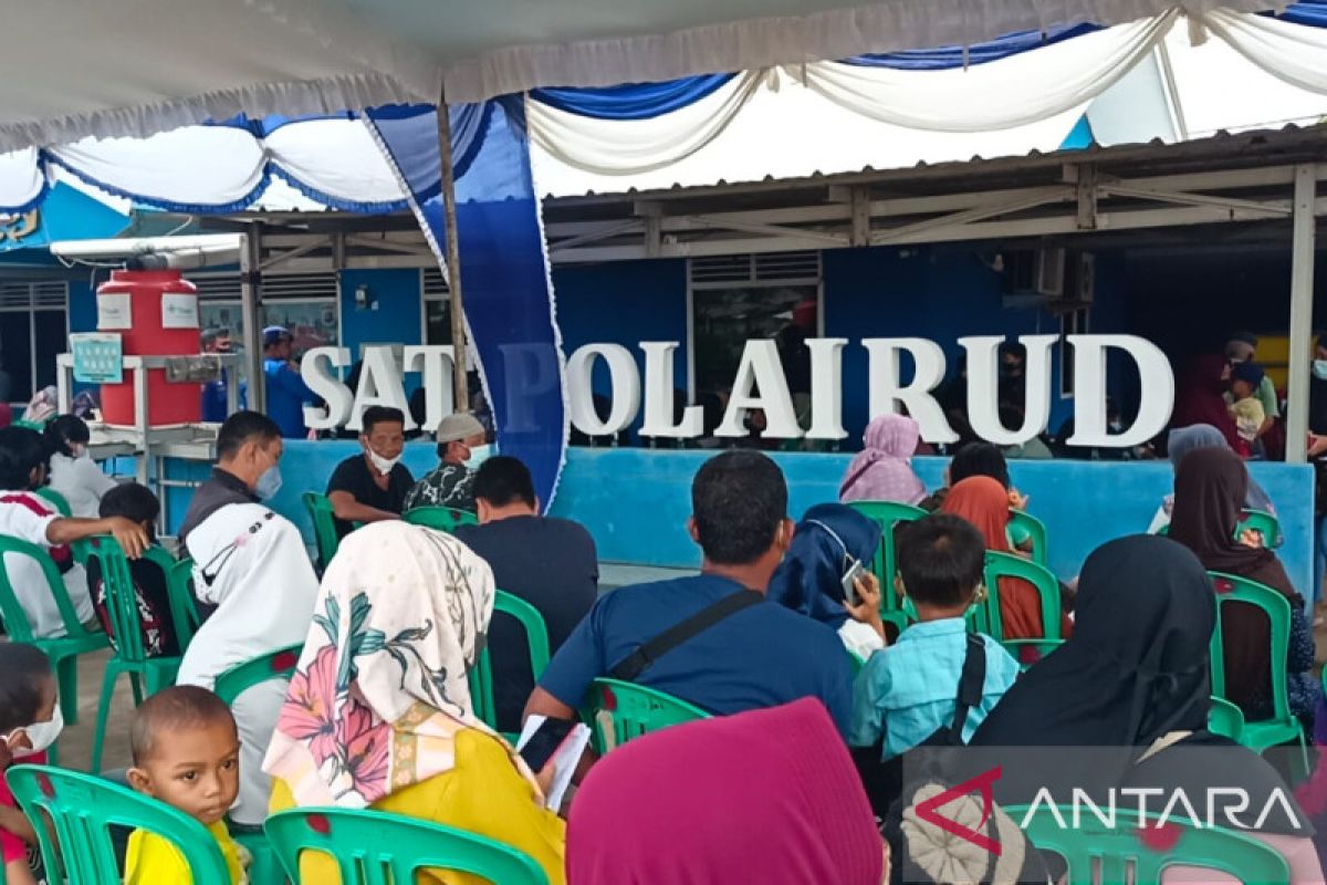 Polres Bangka Barat layani vaksinasi COVID-19 sambil bagikan minyak goreng