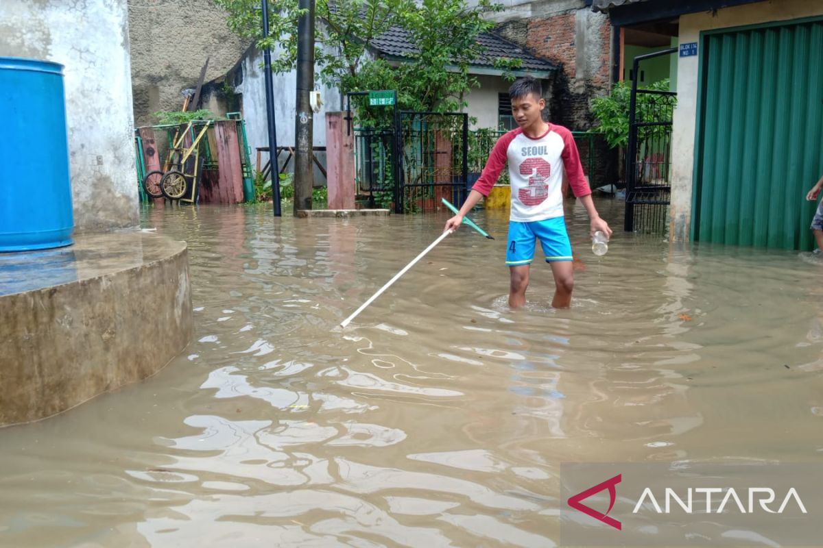 Banjir Rendam Puluhan Rumah Warga Di Kawasan Binong Permai Tangerang ...