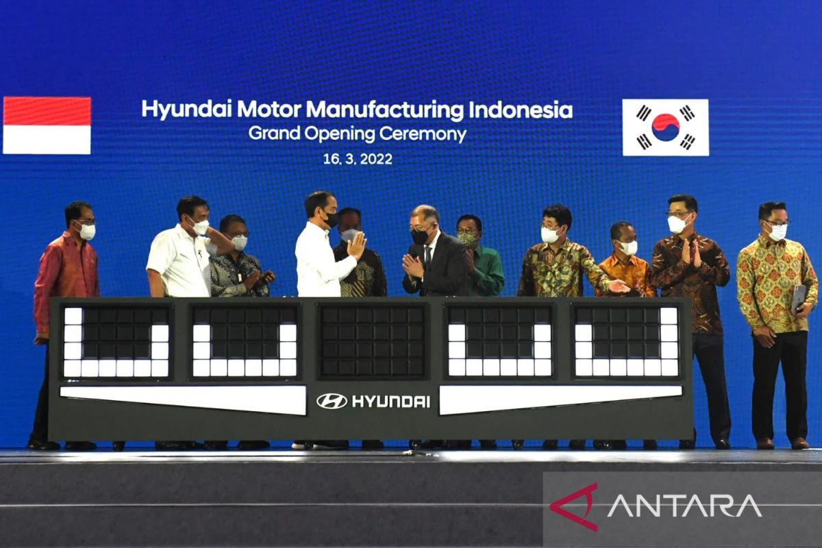 Jokowi resmikan pabrik mobil listrik pertama Indonesia, PLN : Siap dukung