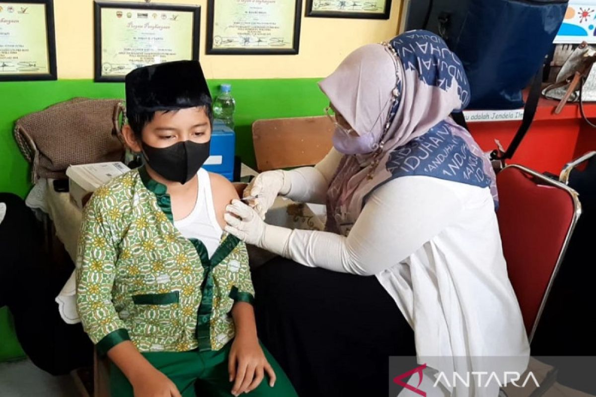 Capaian vaksinasi COVID-19  dosis pertama Riau nyaris 100 persen