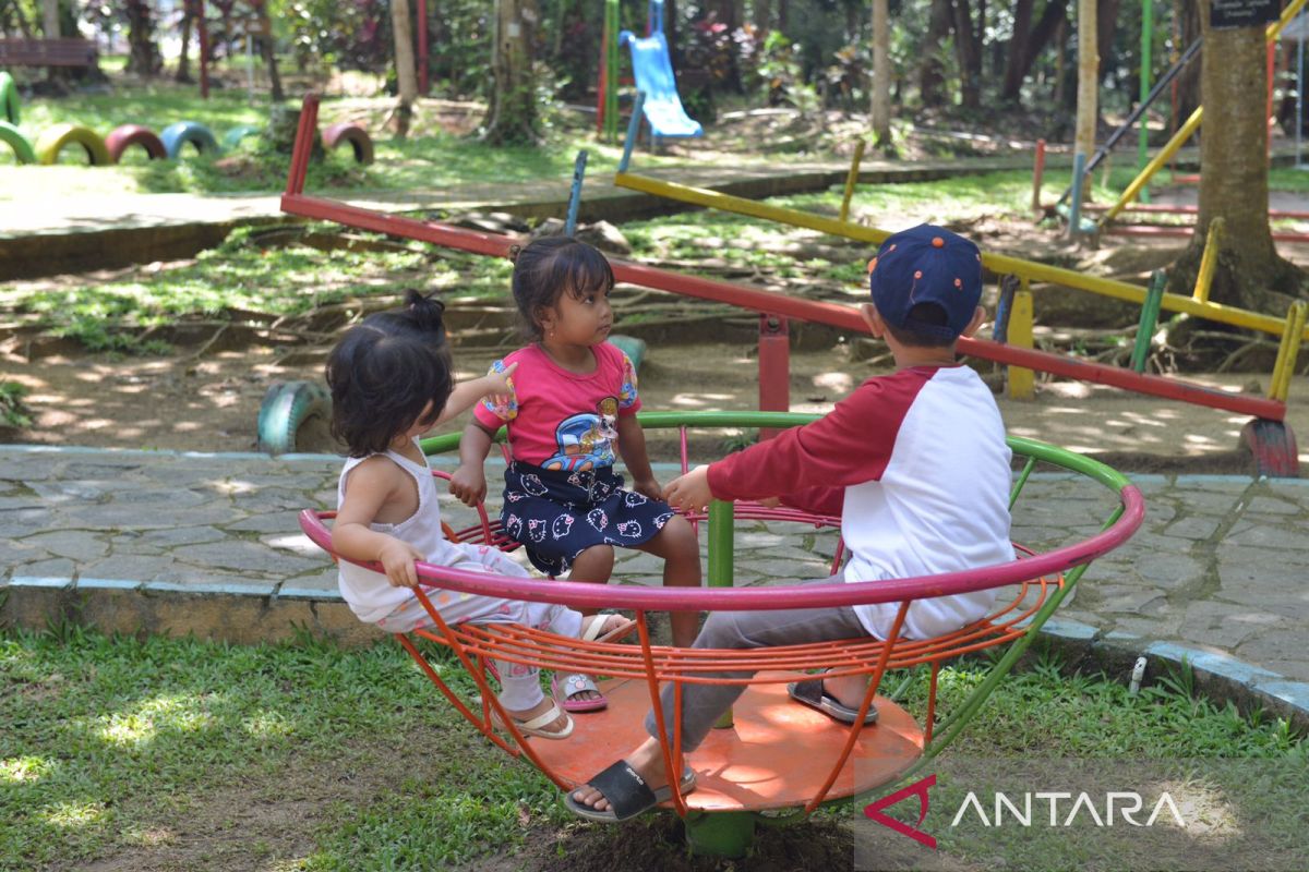 PT Timah Tbk tambah sarana bermain anak di ruang bermain ramah anak di Hutan Kota Bangka Setara