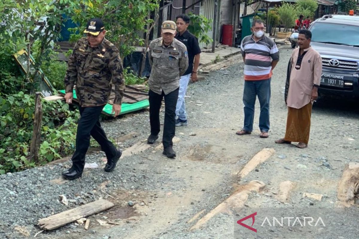 Bupati tinjau jalan rusak di wilayah utara