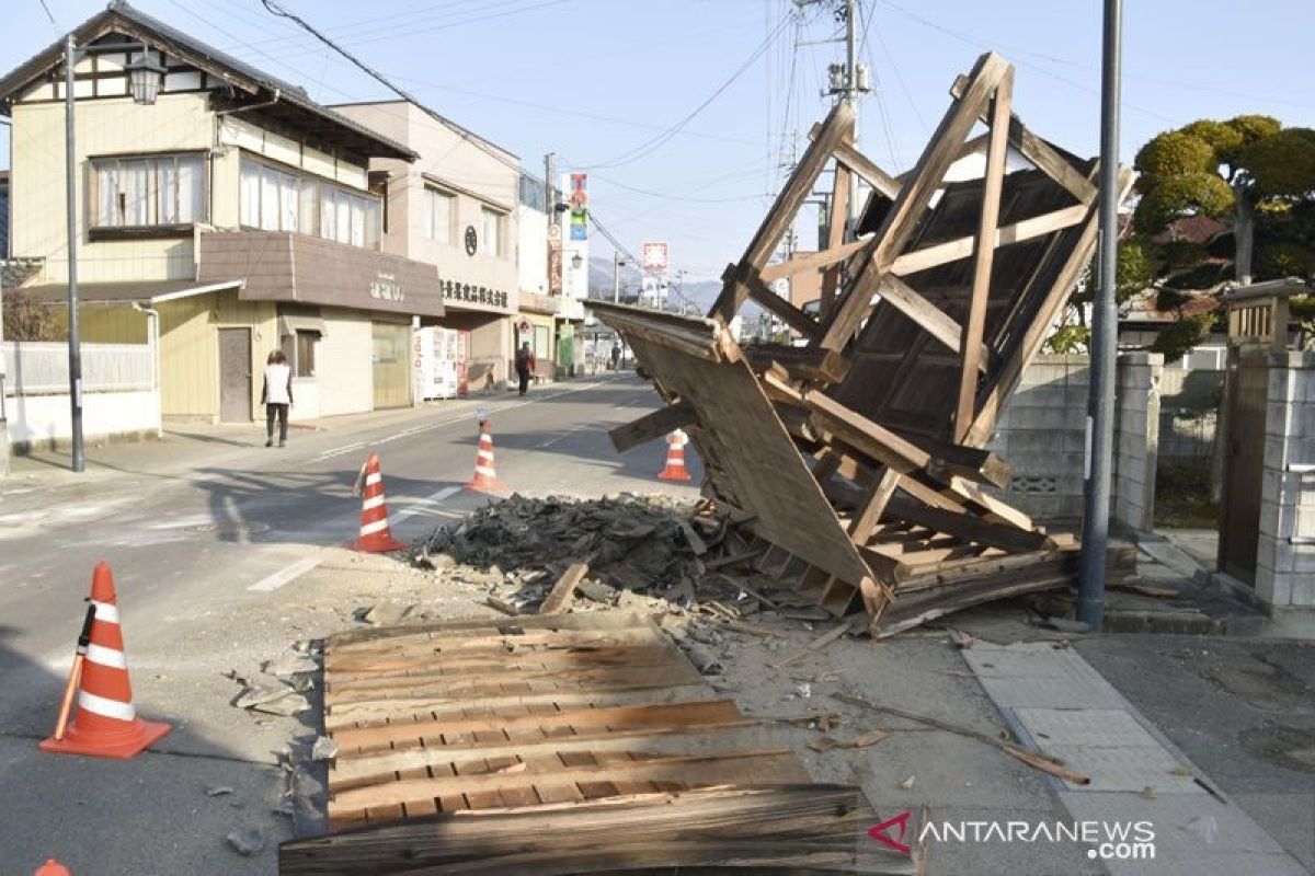 Dua tewas dan 92 orang lainnya terluka pascagempa magnitudo 7,4 di Jepang