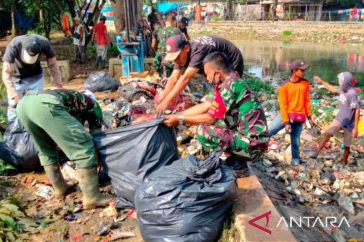 Puluhan prajurit TNI Kodim 0509 Bekasi bersihkan sampah Kali Bancong