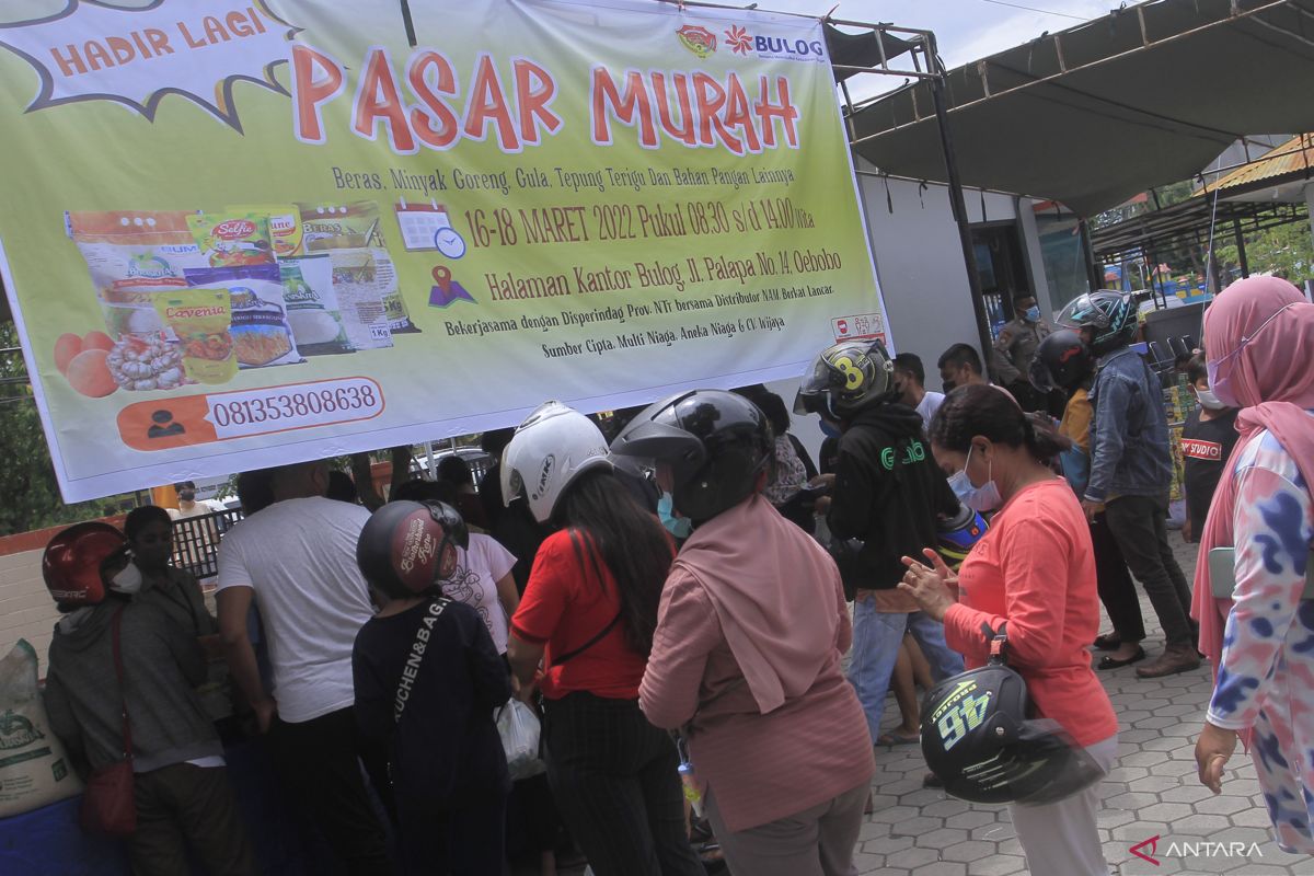 Masyarakat Kota Kupang serbu pasar murah Bulog