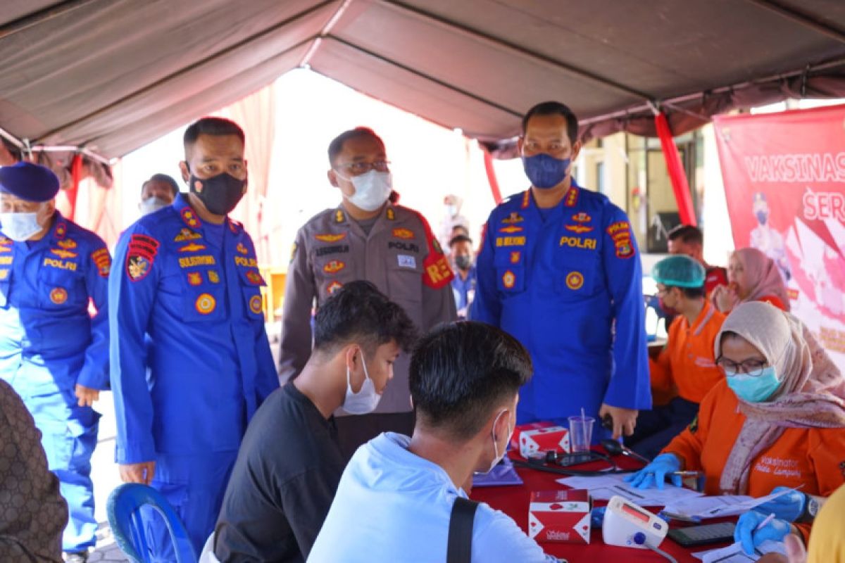 Polda Lampung vaksinasi masyarakat pesisir Teluk Lampung