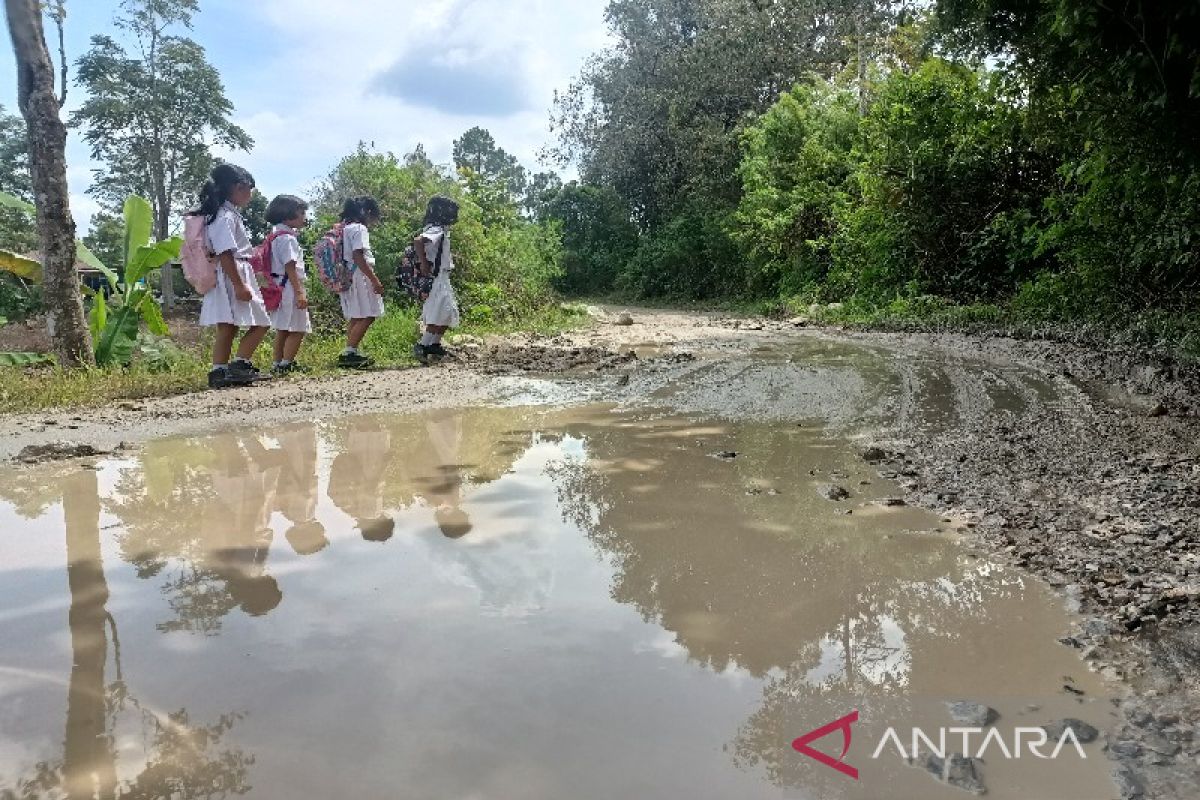 Tiga kilometer jalan kupak-kapik disebut akibat operasional PLTMH hingga usul ditangani Pemkab Taput