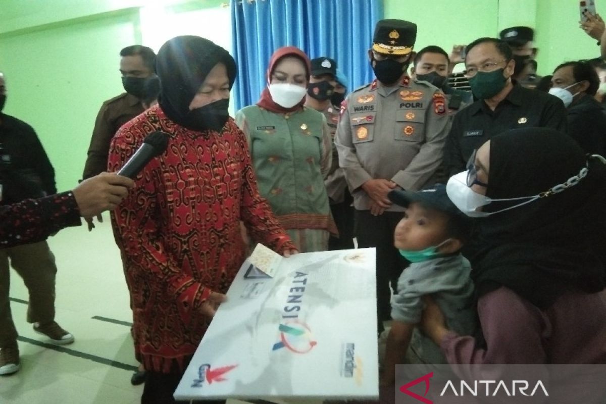 Mensos serahkan bantuan ke anak alami kelainan penglihatan di Sulawesi Tenggara