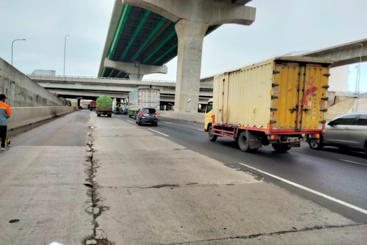 Saat kemacetan dan lubang menghantui pengendara Jalan Tol Jakarta-Cikampek