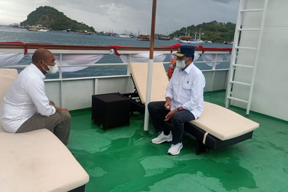 Minister Sumadi inaugurates glass-bottom boats in Labuan Bajo