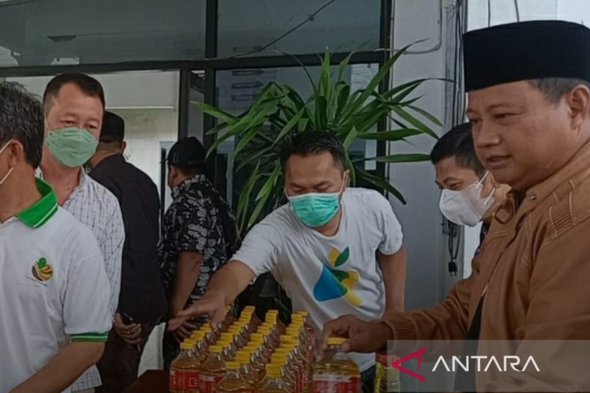 Wagub Jabar meninjau operasi pasar minyak goreng di Subang