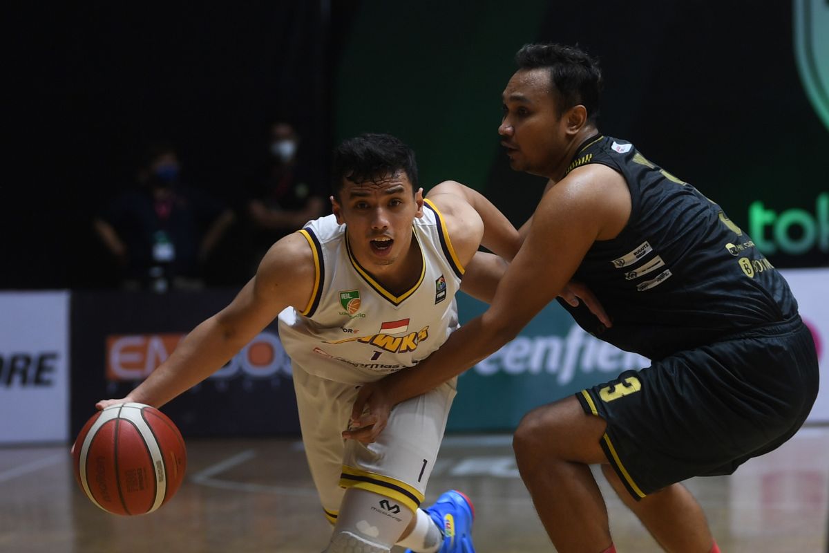 Danny Ray bawa Tangerang Hawks menang atas Evos Thunder 54-63