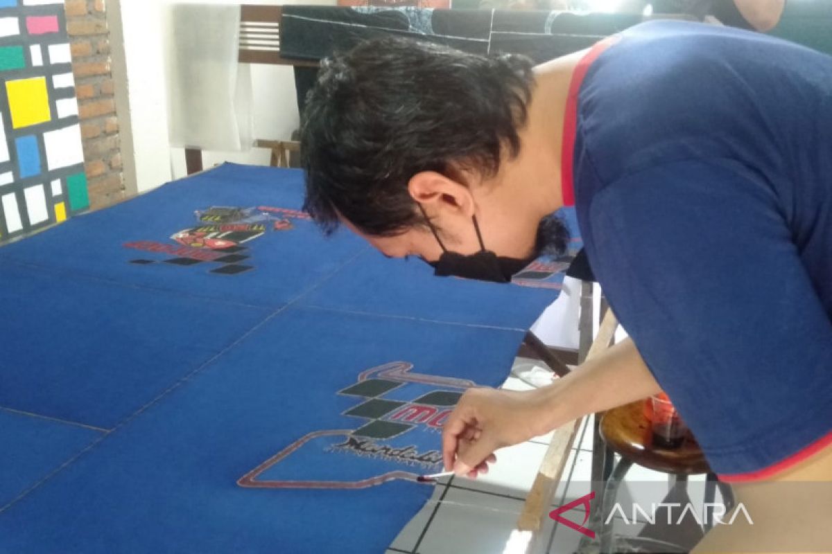 Pembatik Solo ciptakan batik Mandalika bersamaan dengan gelaran  MotoGP