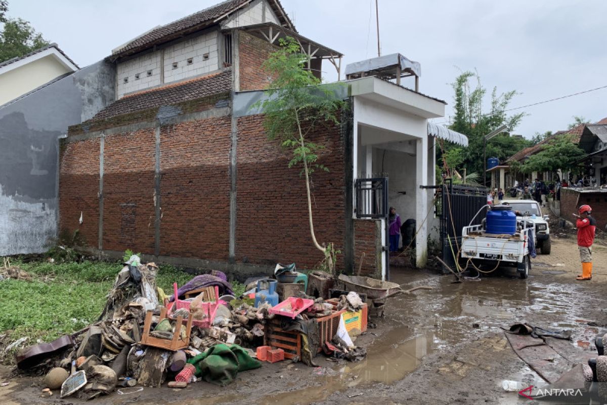 18 titik di Kota Malang banjir akibat hujan deras dan angin kencang