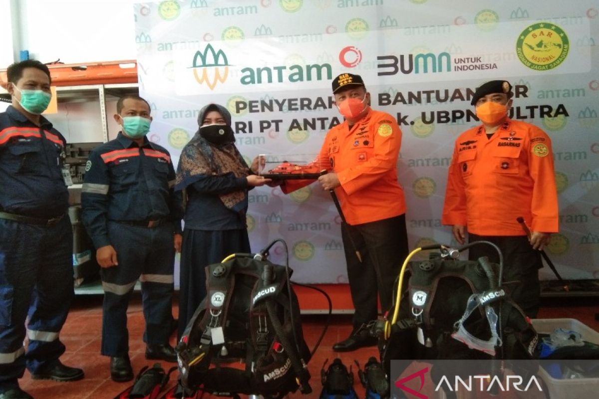 PT Antam serahkan bantuan alat selam kepada Basarnas Kendari