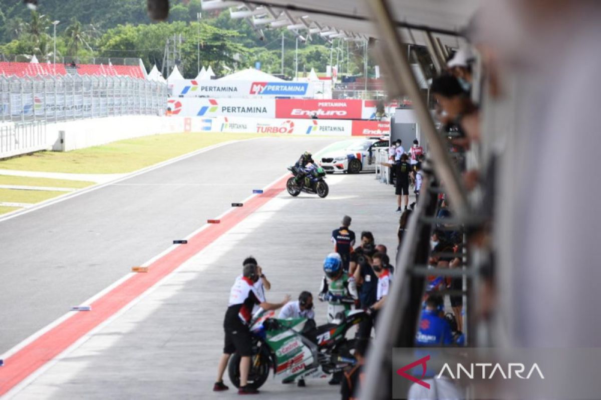 Warga antusias menonton langsung MotoGP Grand Prix Indonesia di Mandalika