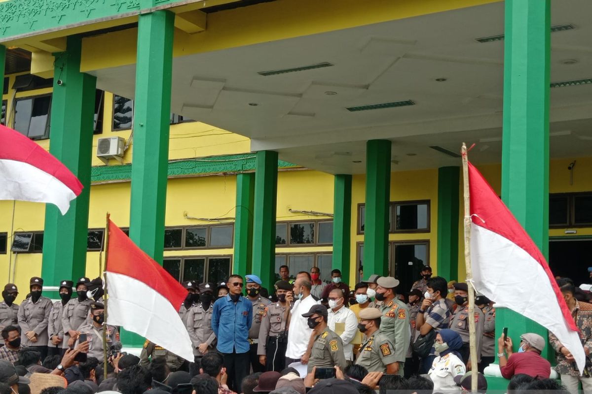 Warga tujuh desa demo kantor Bupati Aceh Tamiang, ini permintaannya