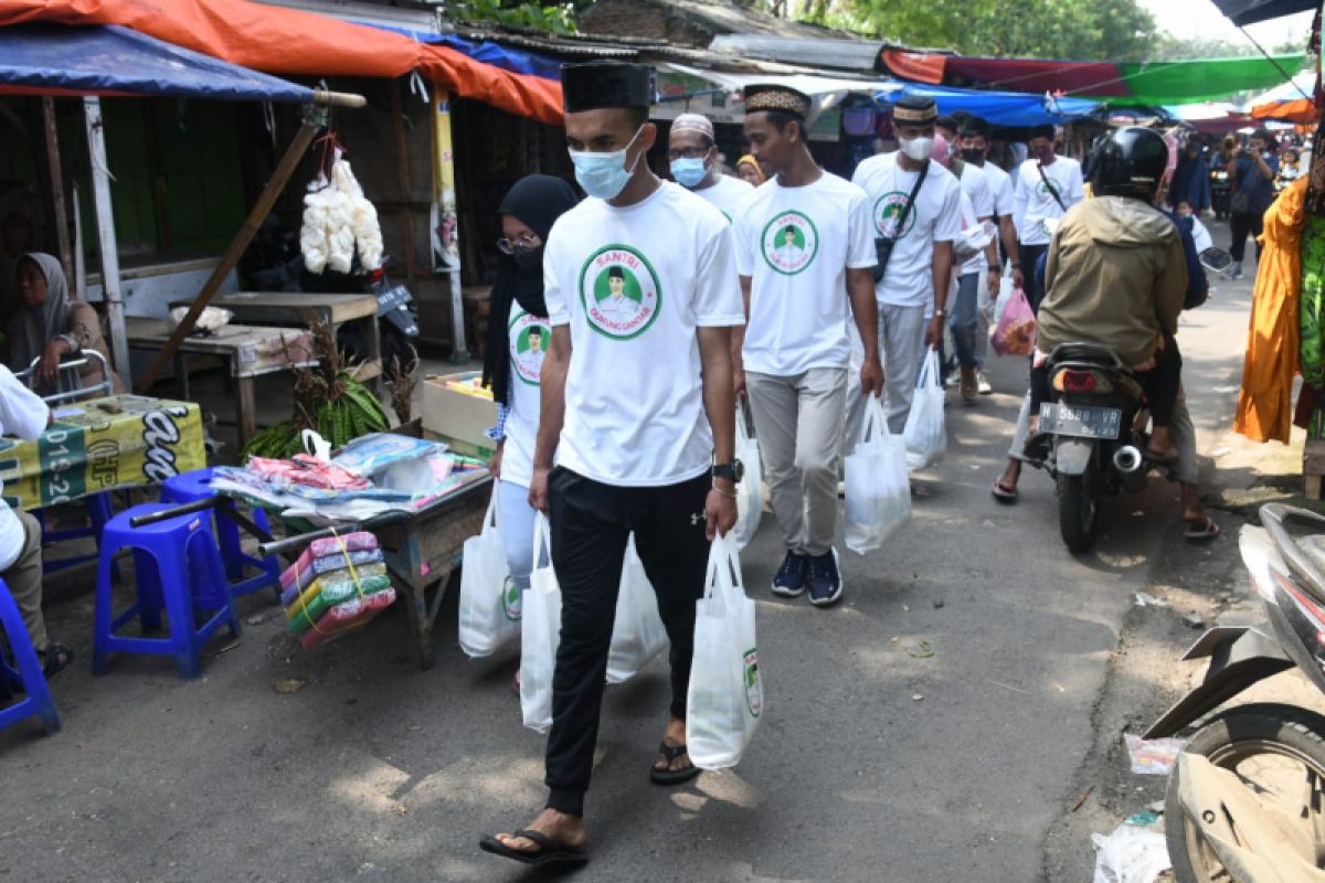 Ratusan mahasantri deklarasikan dukungan Ganjar dengan bagikan sembako