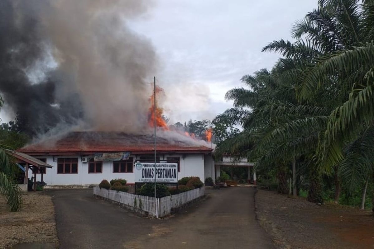 Diduga korsleting listrik, Kantor Dinas Pertanian Seluma terbakar