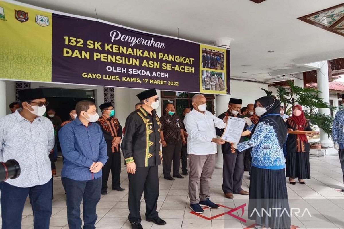Sekda Aceh serahkan 132 SK kenaikan pangkat dan pensiun di lingkungan Pemkab Gayo Lues