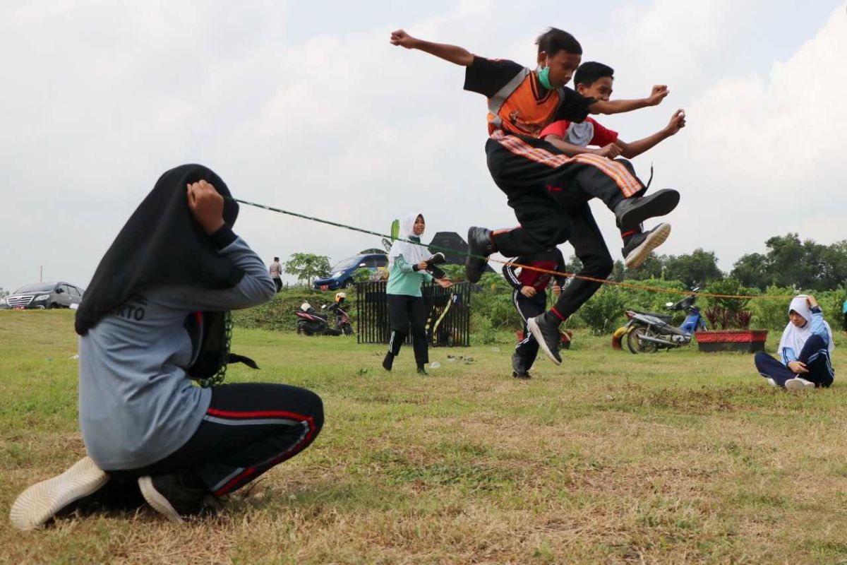 Festival Mojotirto tampilkan permainan tradisional anak-anak