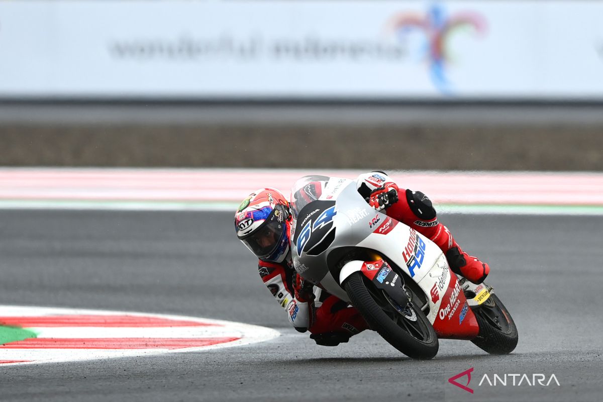 Mario Aji amankan start baris terdepan balapan Moto3 di Mandalika.