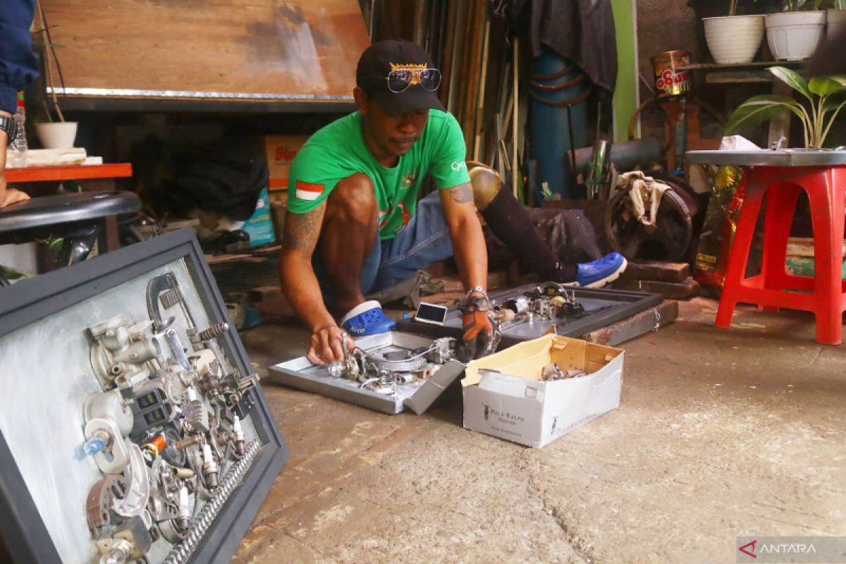 Warga Kota Malang manfaatkan onderdil motor bekas jadi produk kreatif